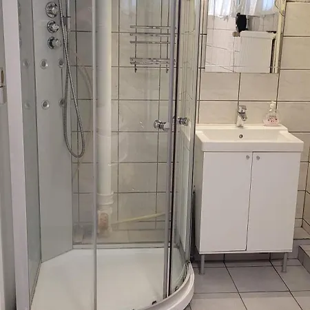 Spacious 110m2 2br Basement Retreat, Jacuzzi, Table Tennis & Garden Access