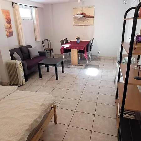 Apartment Spacious 110m2 2br Basement Retreat, Jacuzzi, Table Tennis & Garden Access